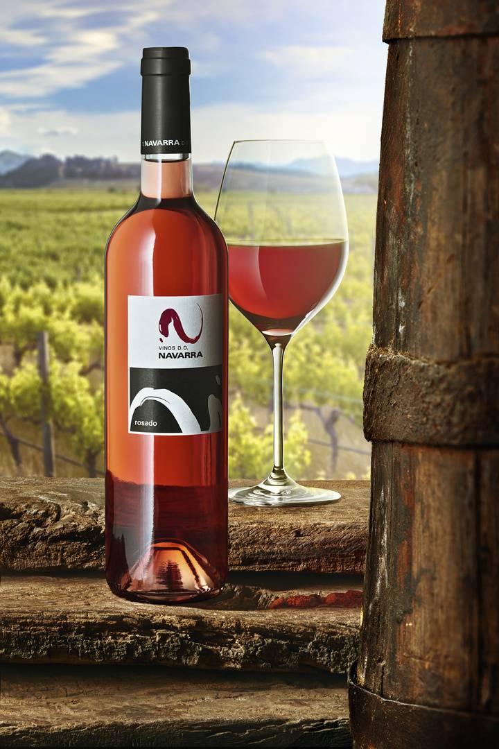 Botella y copa de vino rosado de Navarra